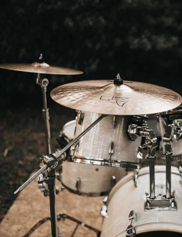 A drum set outside.