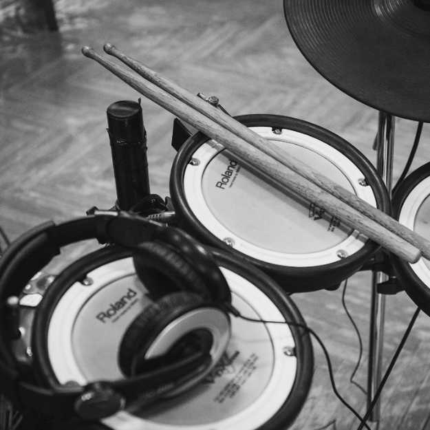 Black and white photo of an electric drum set.